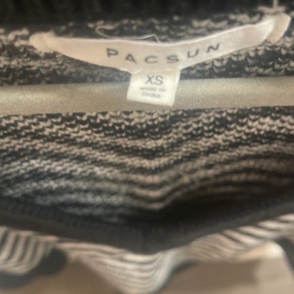 EUC Pacsun Sweater Size XS  Very Soft Cotton - Picture 2 of 4